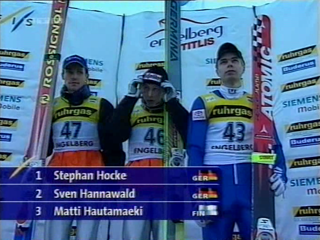 Podium sobotniego konkursu w Engelbergu (RTL)